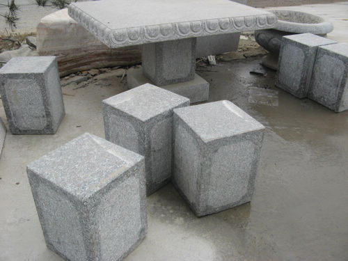 灰色石桌凳
